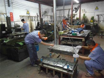 塑膠注塑模具擺杆（gǎn）先複位機構（gòu）